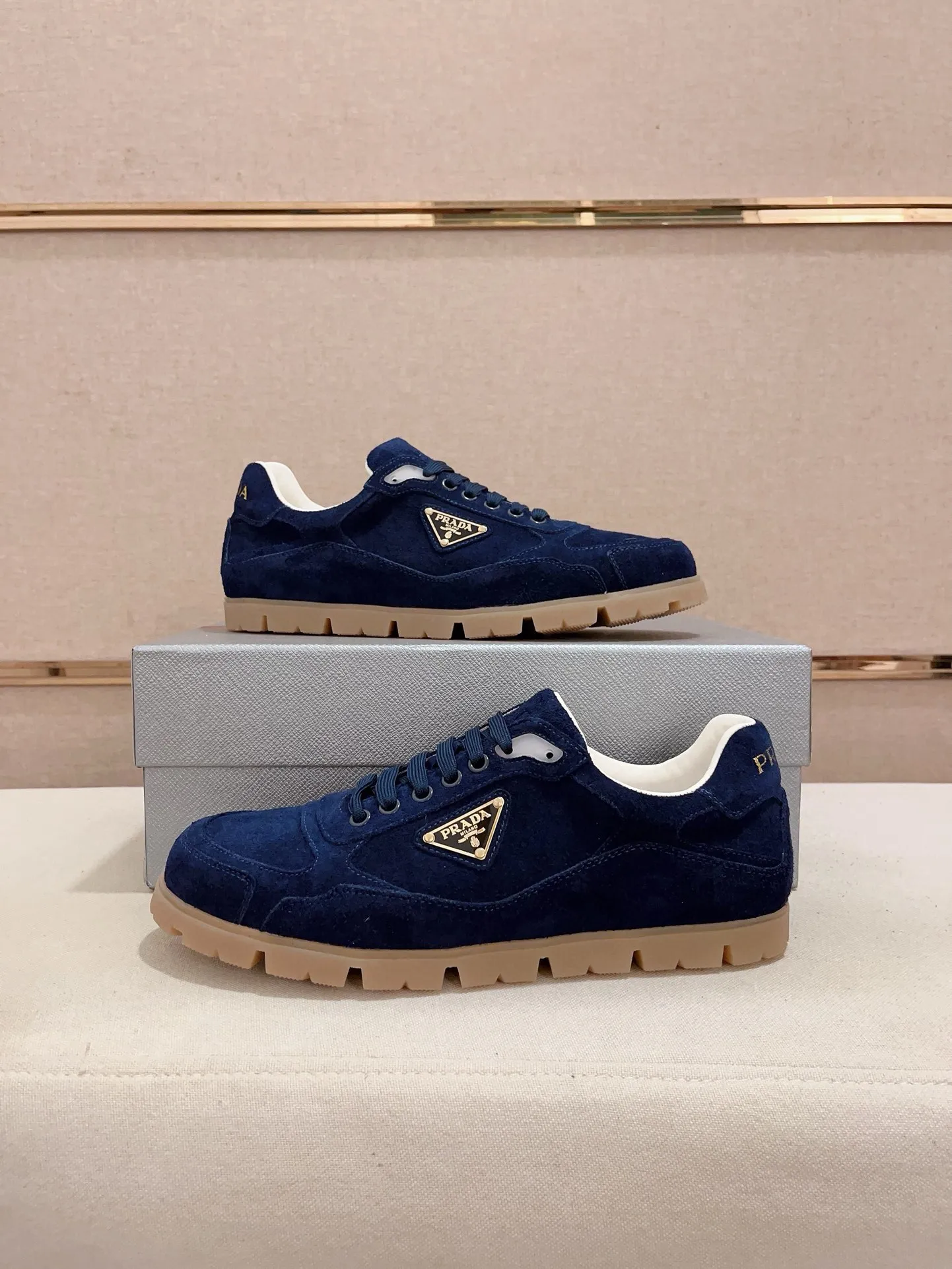 Men's shoes 💰 540💰 ✔️✔️✔️Higher version High-quality new PRADA (Prada) counters are launched at the same time. The new men's shoes and 😘 fabrics are made of high-tech glue-making technology. Lining: Full cowhide lining. 👍🏿 High-end ☄️ air-cushion molded anti-slip rubber outsole, exquisite lines, simple and elegant, comfortable and high-end for leisure travel. Code number: 38 to 44 (45 can be customized and cannot be returned or exchanged)